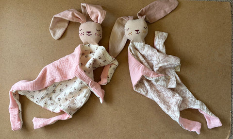 ⁨שמיכי - טאי ארנבת ורדרדים מודפסים⁩(במלאי)