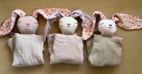 ⁨שמיכי - טאי ארנבת ורדרדים מודפסים⁩(במלאי)