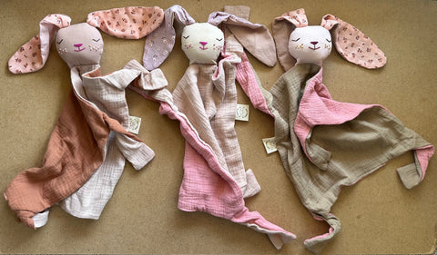 ⁨שמיכי - טאי ארנבת ורדרדים מודפסים⁩(במלאי)