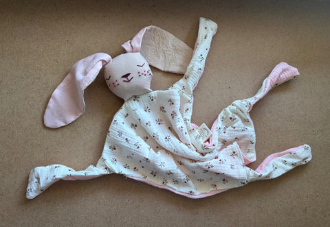 ⁨שמיכי - טאי ארנבת ורדרדים מודפסים⁩(במלאי)