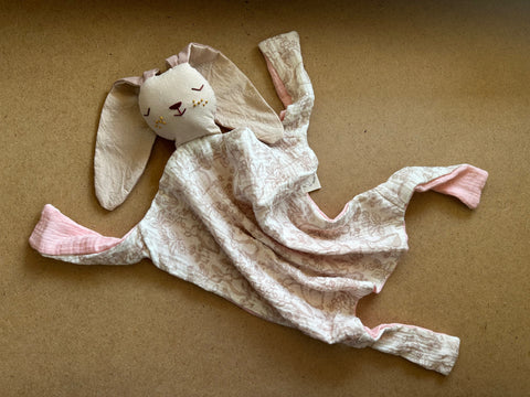 ⁨שמיכי - טאי ארנבת ורדרדים מודפסים⁩(במלאי)