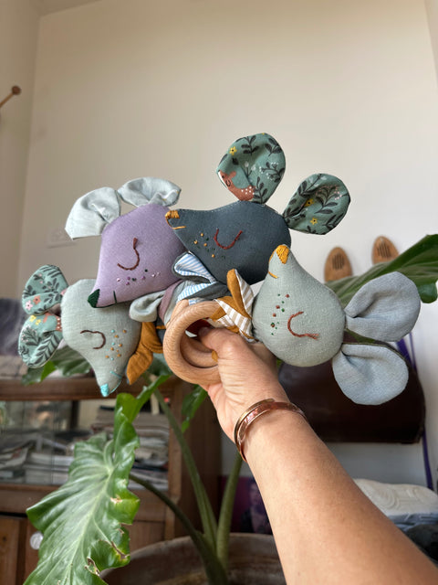 ⁨רעשן ראש בובה -ירקרק⁩