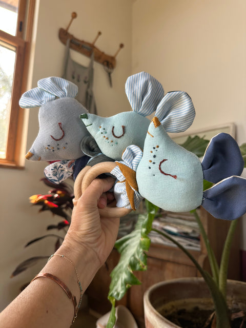 ⁨רעשן ראש בובה -ירקרק⁩