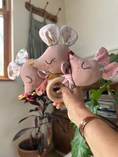 רעשן ראש בובה ורדרדים