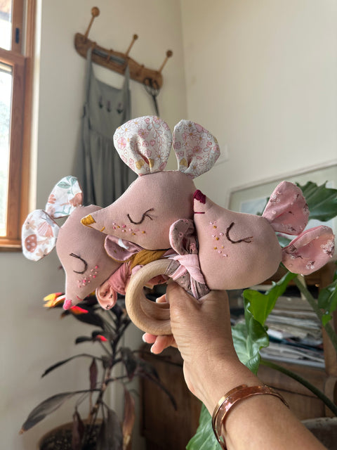 רעשן ראש בובה ורדרדים