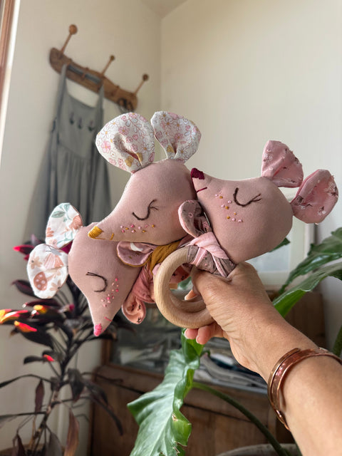 רעשן ראש בובה ורדרדים