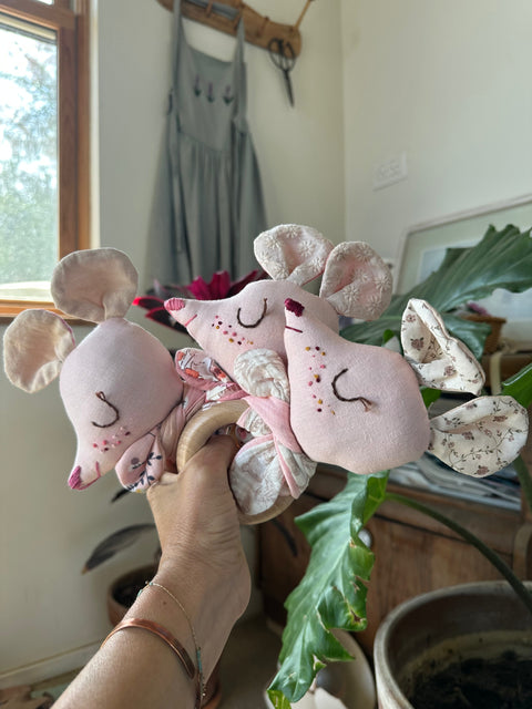 רעשן ראש בובה ורדרדים