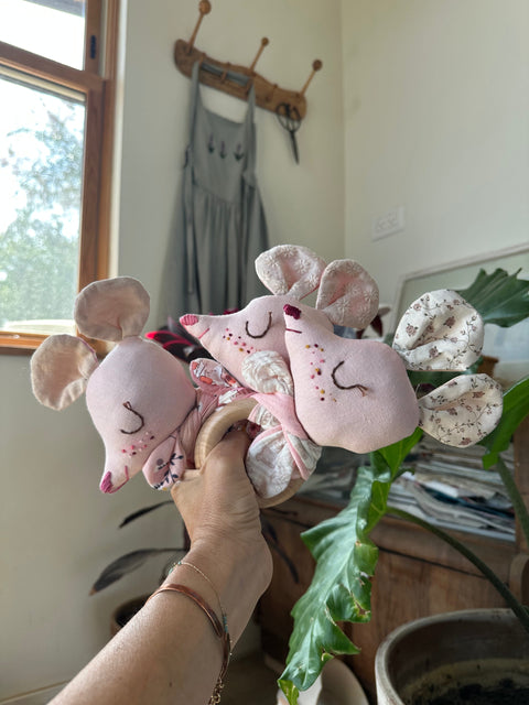 רעשן ראש בובה ורדרדים