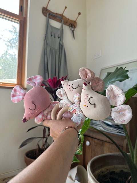 רעשן ראש בובה ורדרדים