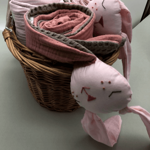 Rabbit head blanket-pink / medium coffee